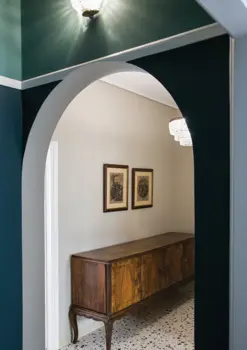 A “scrupulous” renovation of a 1977 apartment in Kaisariani