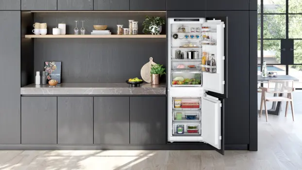 Siemens iQ300 Built-in noFrost fridge-freezer (with freezer at bottom)