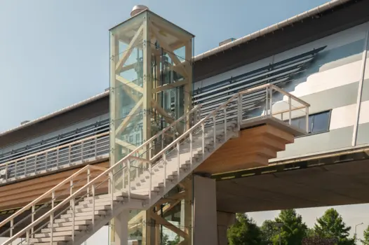 Fußgängerbrücke über die N231 in Aalsmeer