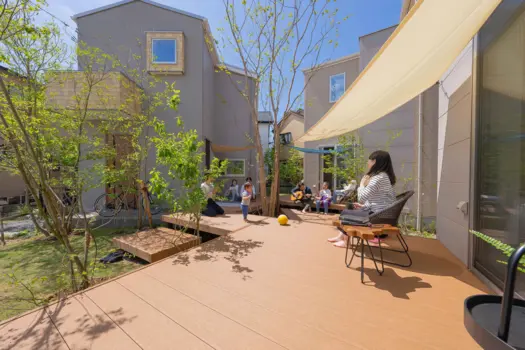 A Carefree Life Around the Central Deck